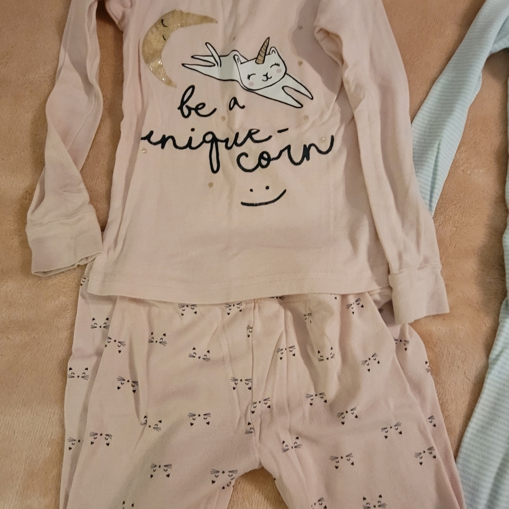 Lot of 4 pairs girls pajamas size 6 & 7.  3 pr Carters, 1 pr Schmoopy - Picture 3 of 13